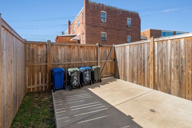 Building Photo - Recently Updated, 2 bed 2 1/2 Bath with Fenced Front and Back Yard!