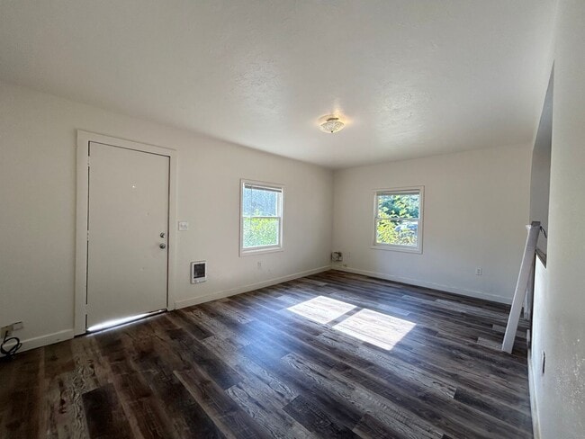 Building Photo - Serene 2 Bed, 1 Bath Home