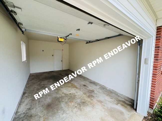 Building Photo - Modern 3-Bed Home in Quiet Neighborhood. F...