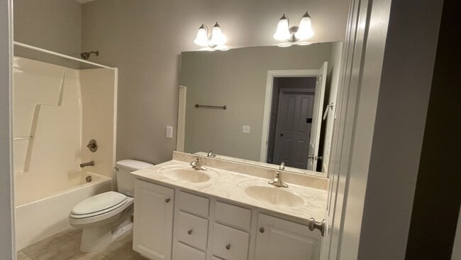 Building Photo - Updated Townhome with Garage & Screened in...