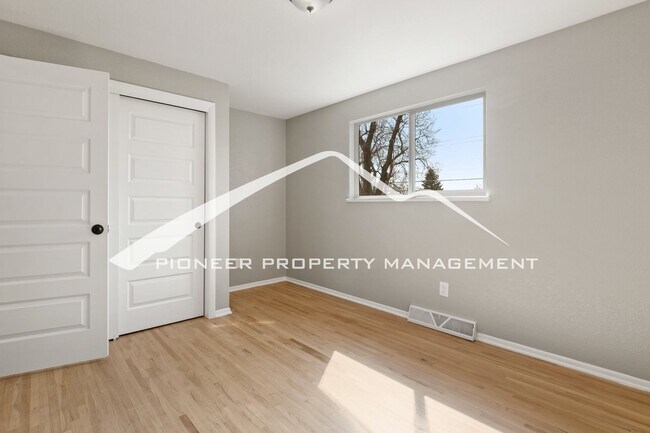 Building Photo - Gorgeous Home with Washer/Dryer and Fenced Yard