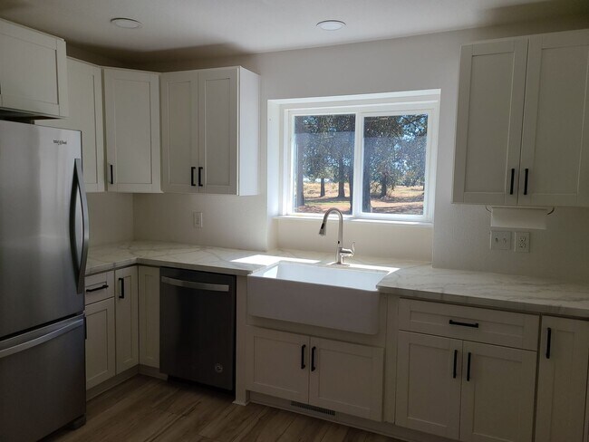 Building Photo - Beautiful Updated 3 bedroom 2.5 bath Hayde...