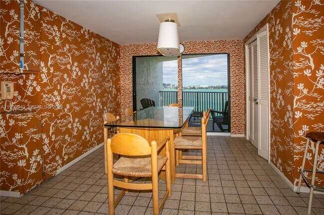 Building Photo - 1800 NE 114th St