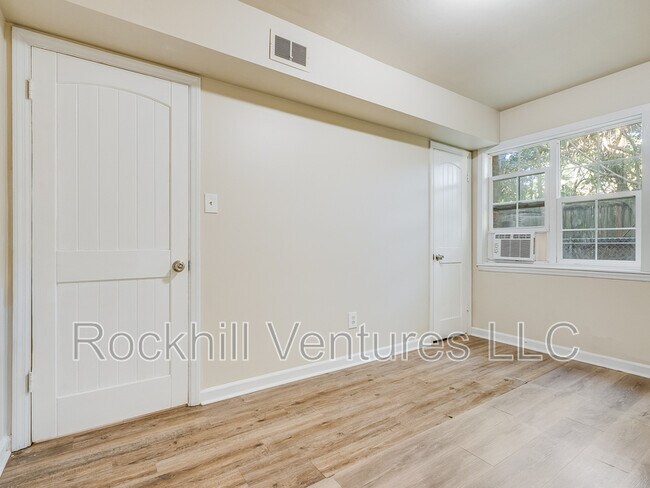 Building Photo - 6 Ronnie Ave