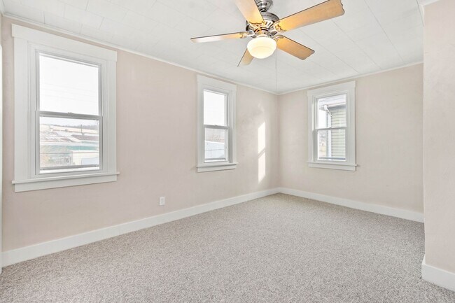 Building Photo - Stunning 3 bedroom home in Ambridge available August 1!