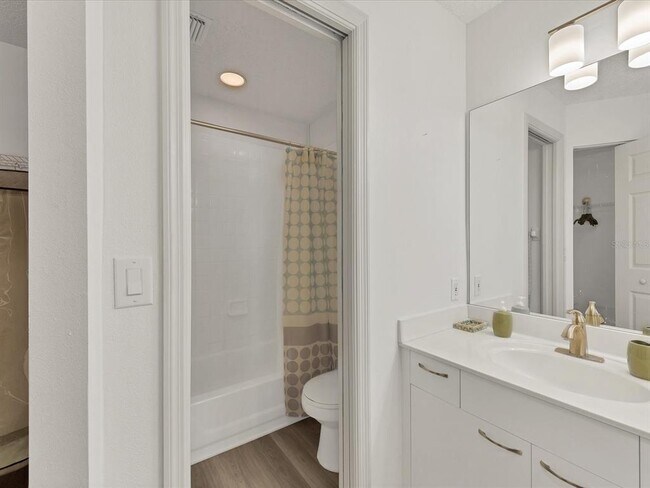 Building Photo - 3607 E Bay Dr