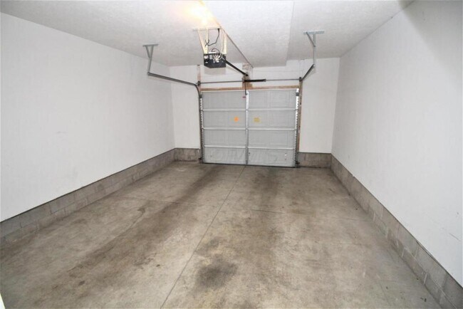 Building Photo - 5286 Royal Arch Casca Dr