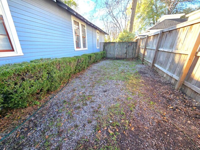 Building Photo - 310 7th St