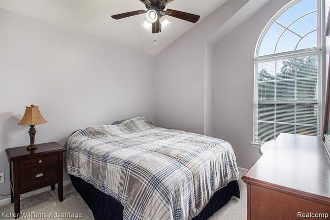 Building Photo - 130 Lakeshore Pointe Dr