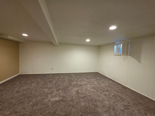 Building Photo - Massive 5 Bedroom Townhouse in Aurora