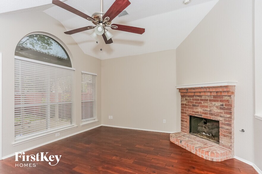 Building Photo - 2136 Mahogany St