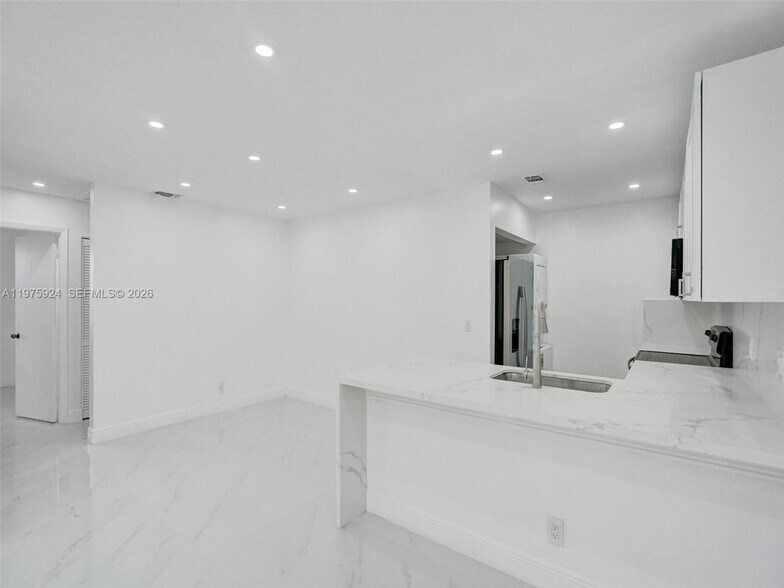 Building Photo - 10051 Winding Lake Rd