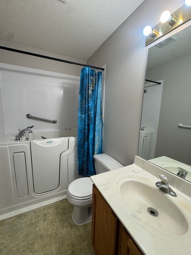 Building Photo - Spacious 3-bedroom, 2-bath home with a 2-car garage!