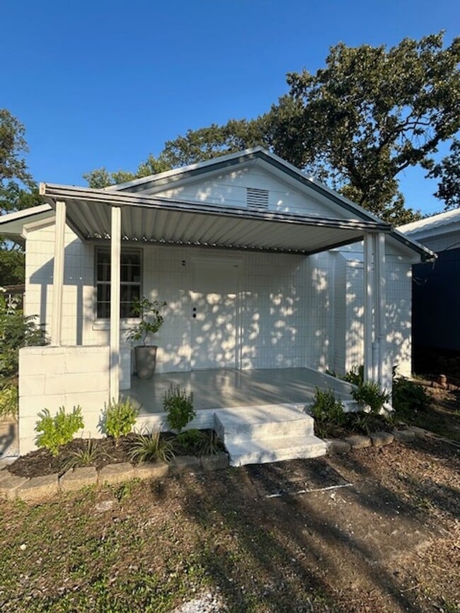 Primary Photo - Call Property Manager Tonia Rollins at (50...