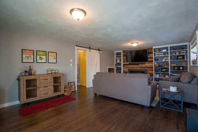 Building Photo - Charming 3-Bedroom Home on a Spacious Corn...