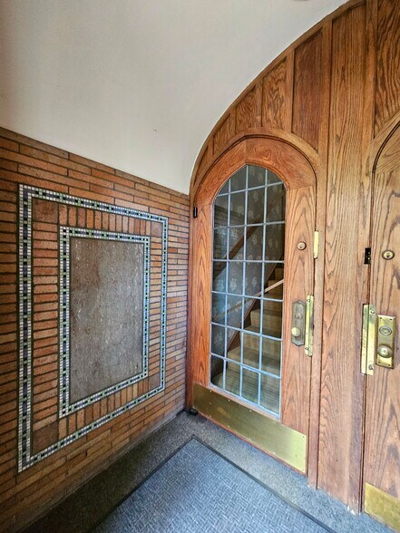 Building Photo - 5656 S Dorchester Ave
