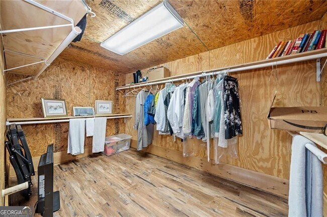 Building Photo - 5281 Laurel Ln