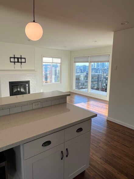 Spectacular City Views - 520 Lee St
