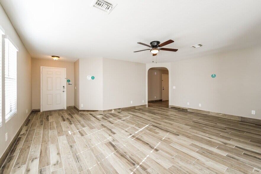 Building Photo - 10548 W Angels Ln