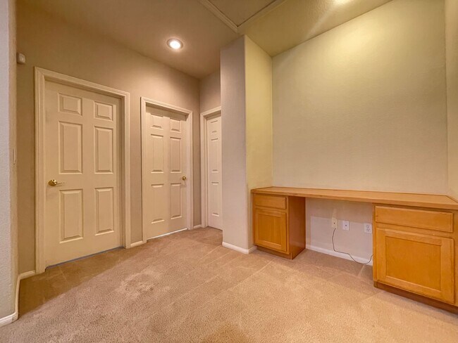 Building Photo - 3 Bedroom 2 1/2 Bath Home - Kitchen w/Gran...