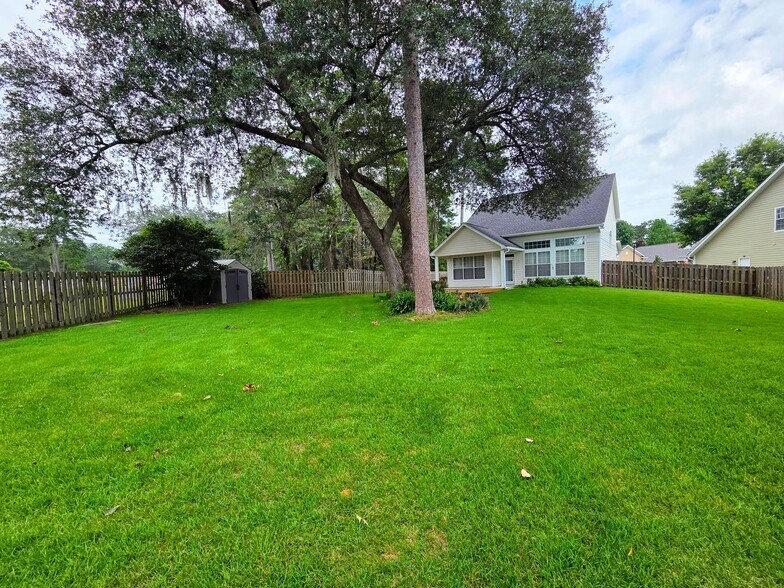 Building Photo - 1621 Shadowmoss Ave