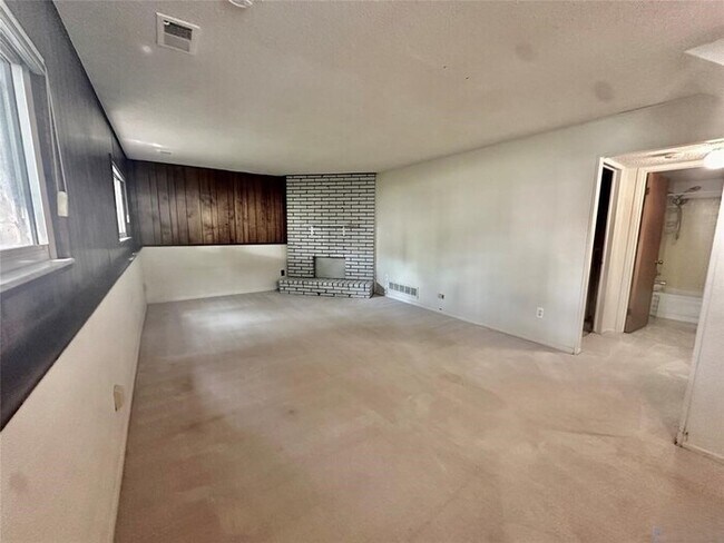 Building Photo - 21669 Tulipwood St