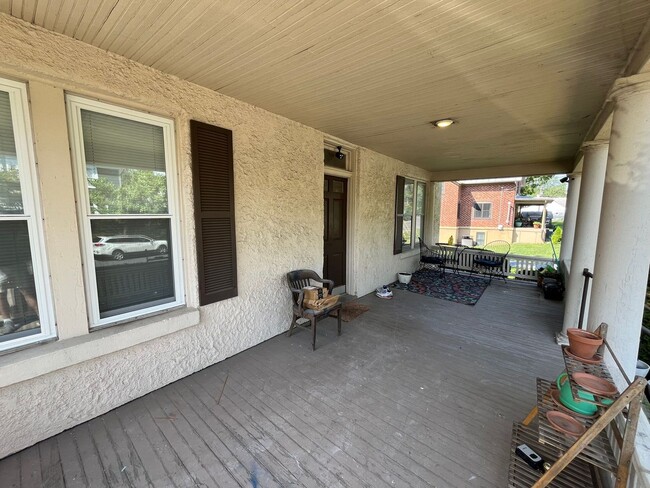 Building Photo - Spacious one bedroom 2nd floor apartment -...
