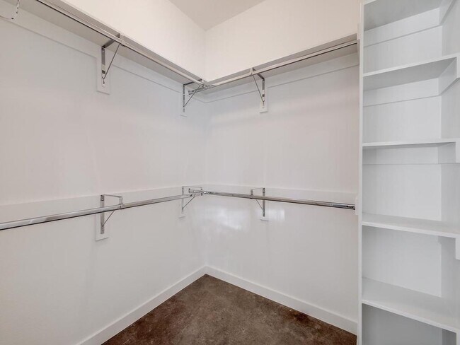 Building Photo - 5600 William Holland Ave