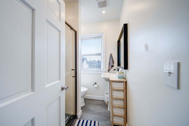 Building Photo - Ultimate 6-Bedroom House with Modern Kitchen, Baths & Private Parking!