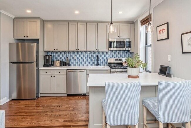 Building Photo - Comfortable and Spacious Rental Opportunity