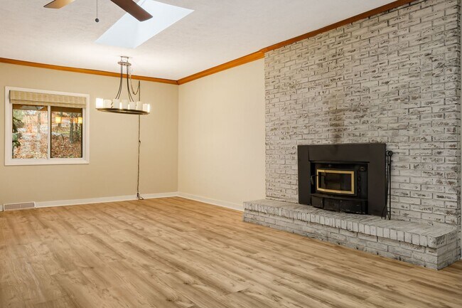 Building Photo - Rural Retreat in Candler with Bonus Room (Heat, Water, & Lawn Maintenance Included)