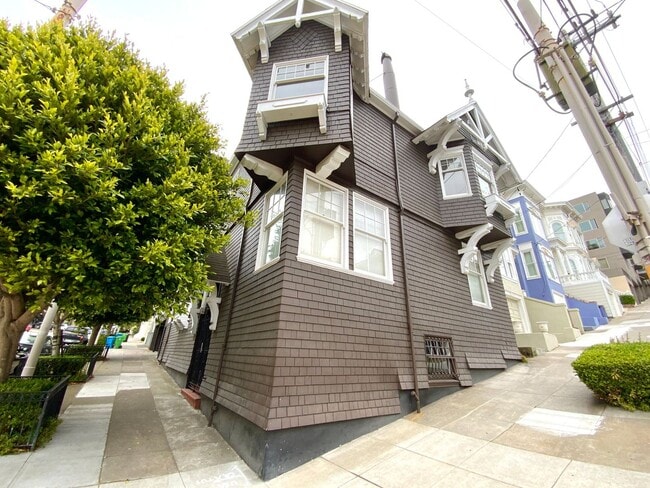 Building Photo - Bright, Corner Studio! Laundry On-Site! HARDWOOD! High Ceilings!