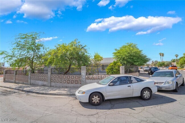 Building Photo - 3209 Kings Way