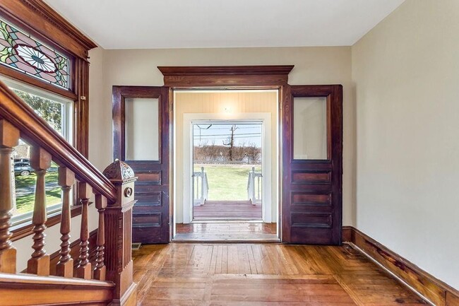 Front foyer - 717 River Rd