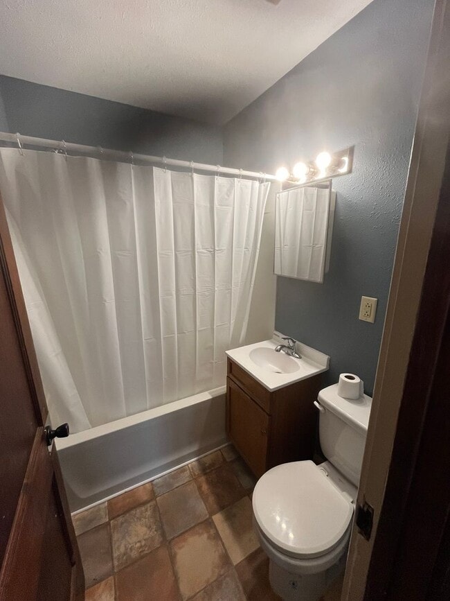 Building Photo - Cute 2 bedroom bungalow $795