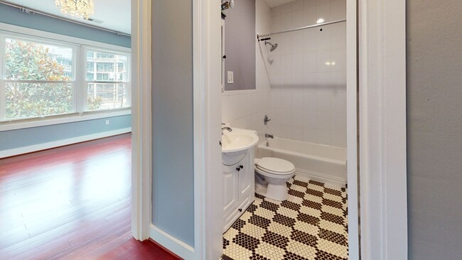 Building Photo - Top Floor Palisades Spacious One Bedroom W/Washer/Dryer In Unit!