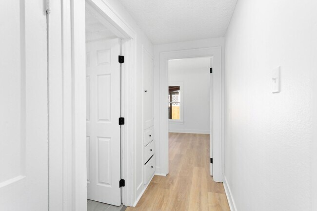 Building Photo - Beautiful 3 bd home close to the hospital