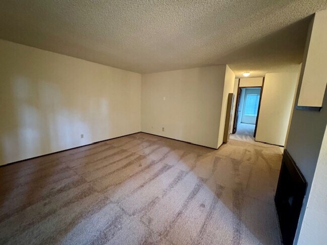 Building Photo - Wonderful lower level 2 bedroom, 1 bath co...