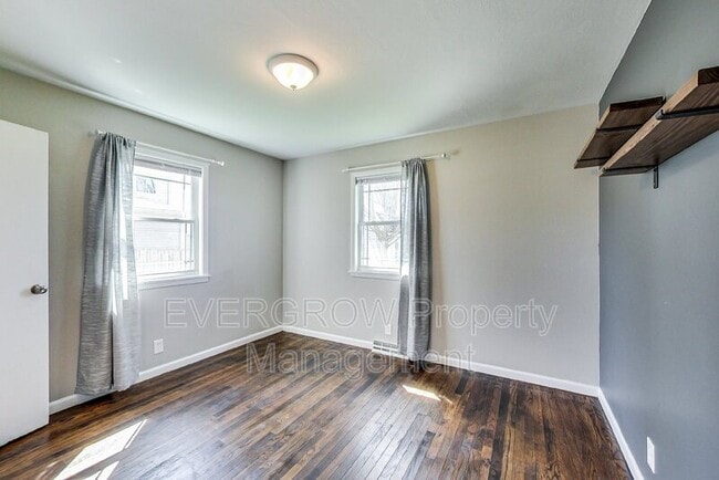 Building Photo - 1302 S Sheridan Ave