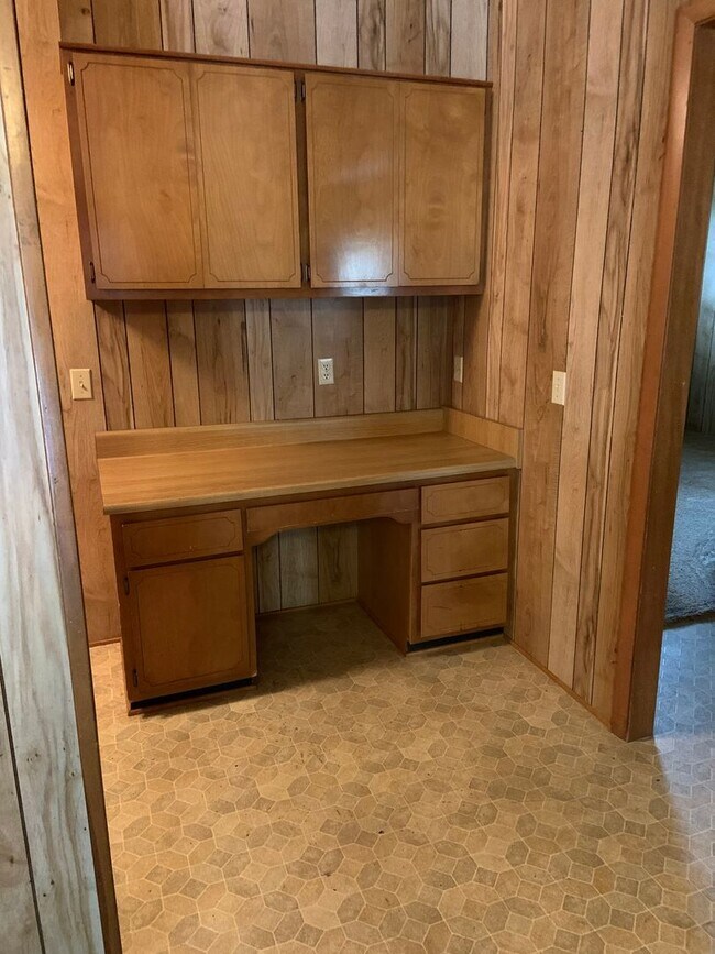 Building Photo - 404 Pinecrest Dr