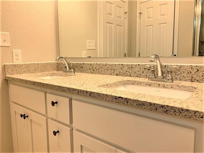 Building Photo - 6605 Verona Pl