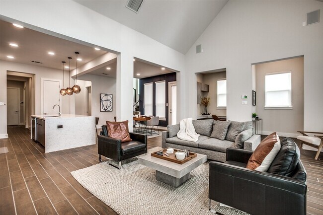 Building Photo - 7021 Royal View Dr