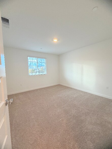 Building Photo - 1486 Sea Holly St