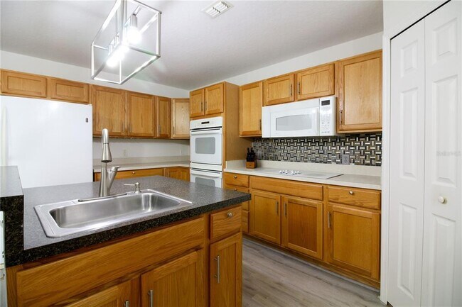 Building Photo - 1222 Myopia Hunt Club Dr