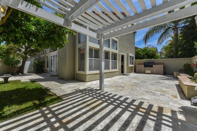 Building Photo - 9 Las Cruces