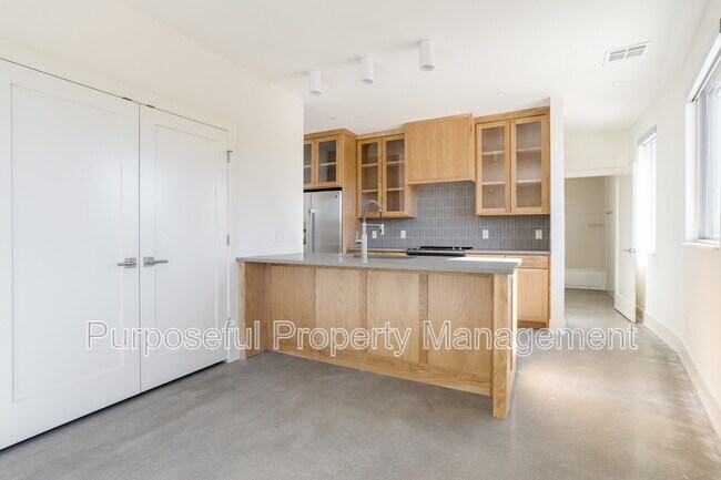 Building Photo - 934 Hangar Dr