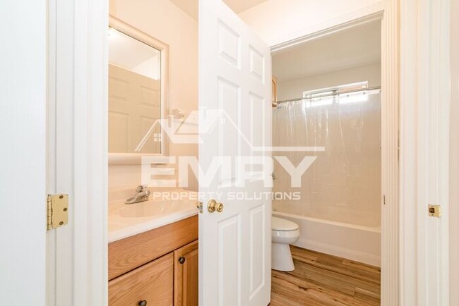 Building Photo - 2 Bed 1 Bath Apartment for Rent on Pickfor...