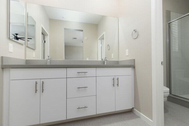 Building Photo - Fully furnished luxury townhome in Affinit...