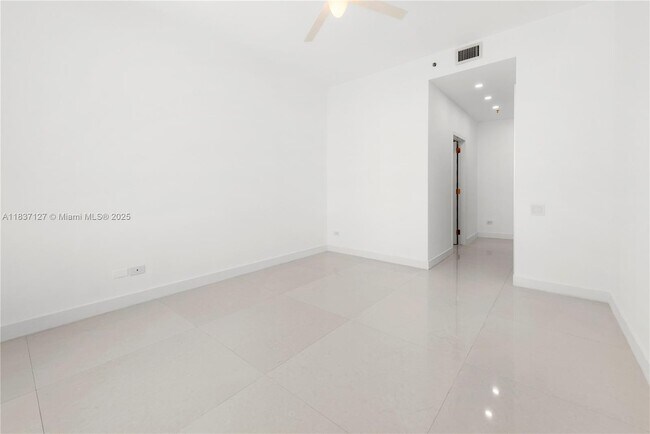 Building Photo - 808 Brickell Key Dr