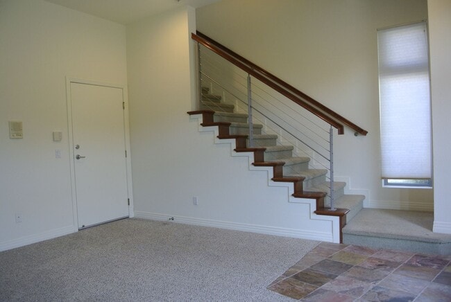 Building Photo - 3 Story town home with rooftop deck in Oce...